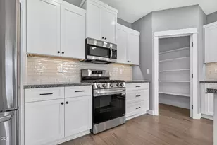 2211 Meals Dr, Medford, OR 97501 - Photo 8