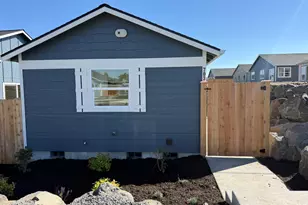 553 NE Mitchell St, Madras, OR 97741 - Photo 4
