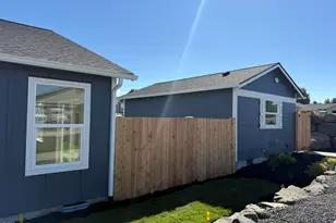 553 NE Mitchell St, Madras, OR 97741 - Photo 6