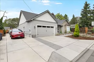 48 Black Oak Dr, Medford, OR 97504 - Photo 2