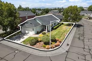 2783 Parkwood Village Ln, Central Point, OR 97502 - Photo 2
