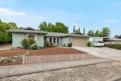 2978 Seckel Street, Medford, OR 97504 - Photo 2