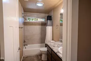 2196 Crestbrook Rd, Medford, OR 97504 - Photo 24