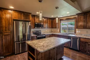 2196 Crestbrook Rd, Medford, OR 97504 - Photo 8