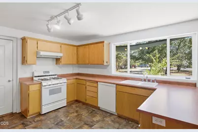 560 Schumacher Street, Cave Junction, OR 97523 - Photo 4