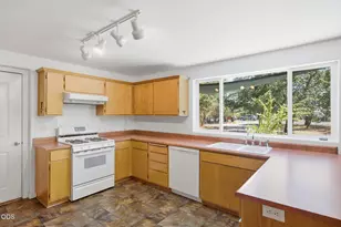 560 Schumacher St, Cave Junction, OR 97523 - Photo 4