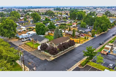 327 NW Elm Avenue, Redmond, OR 97756 - Photo 8