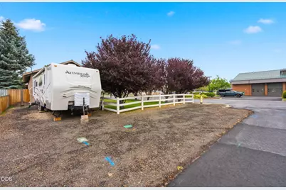 327 NW Elm Avenue, Redmond, OR 97756 - Photo 4