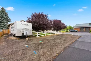 327 NW Elm Ave, Redmond, OR 97756 - Photo 4