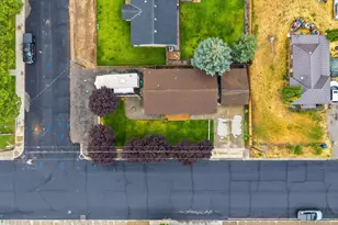 327 NW Elm Ave, Redmond, OR 97756 - Photo 14