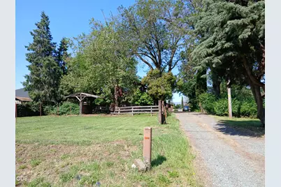 1340 Dowell Road, Grants Pass, OR 97527 - Photo 2