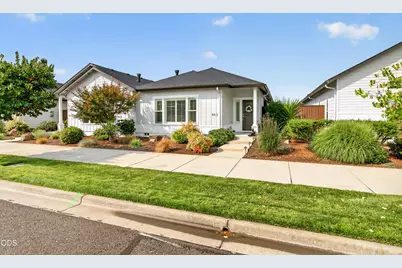 453 S Haskell Street, Central Point, OR 97502 - Photo 2