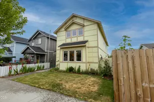 374 NW 25th St, Redmond, OR 97756 - Photo 2