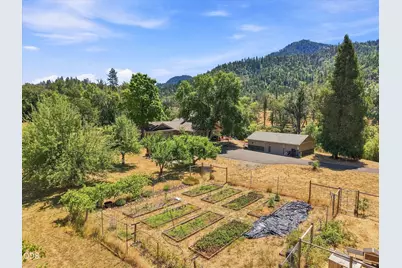 10128 E Evans Creek Road, Rogue River, OR 97537 - Photo 2