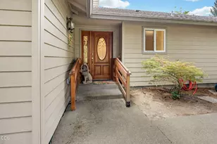 100 Twisted Pine Dr, Grants Pass, OR 97527 - Photo 2