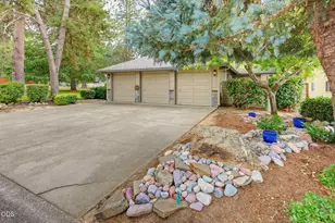 100 Twisted Pine Dr, Grants Pass, OR 97527 - Photo 2