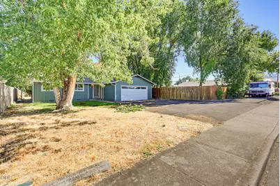 1995 Alpine Court, Medford, OR 97504 - Photo 2