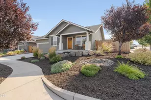 320 NW 33rd St, Redmond, OR 97756 - Photo 2