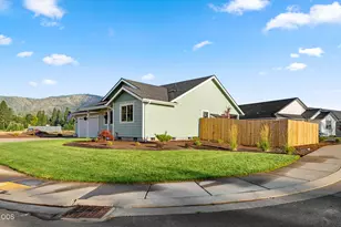 1106 Cascade Loop, Cave Junction, OR 97523 - Photo 4