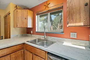 10898 NW Kingwood Dr, Redmond, OR 97756 - Photo 18
