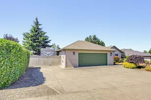 3462 Viewpoint Dr, Medford, OR 97504 - Photo 2