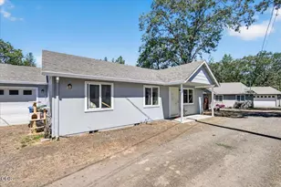 82 Maple St, Shady Cove, OR 97539 - Photo 2