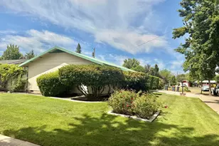 601 Souvenir St, Medford, OR 97501 - Photo 2