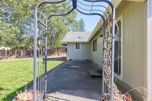 26 SW Leonard St, Grants Pass, OR 97526 - Photo 28