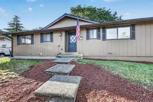 206 Alder St, Phoenix, OR 97535 - Photo 2