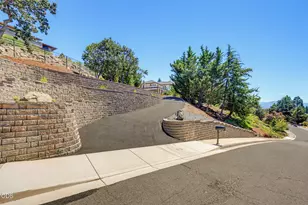1544 Satellite Dr, Medford, OR 97504 - Photo 10