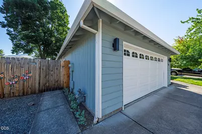 124 Meadow View Drive, Phoenix, OR 97535 - Photo 4