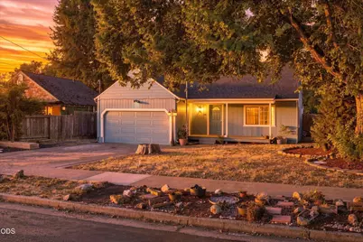 438 NE Flint Street, Grants Pass, OR 97526 - Photo 2