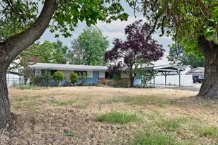452 W Pine St, Central Point, OR 97502 - Photo 1