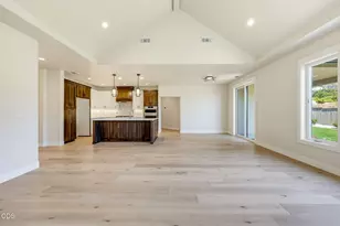 491 Autumn Hls Dr, Medford, OR 97504 - Photo 8
