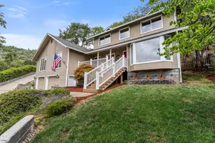 1628 NE Terrace Dr, Grants Pass, OR 97526 - Photo 2