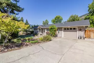 122 Swarthout Dr, Grants Pass, OR 97527 - Photo 1