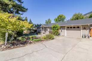 122 Swarthout Dr, Grants Pass, OR 97527 - Photo 2