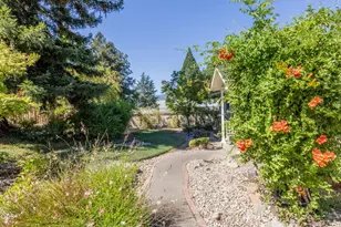122 Swarthout Dr, Grants Pass, OR 97527 - Photo 4