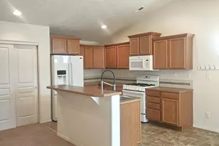 3176 SW Evergreen Ave, Redmond, OR 97756 - Photo 6