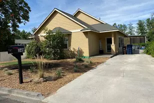 749 NW 8th St, Redmond, OR 97756 - Photo 2