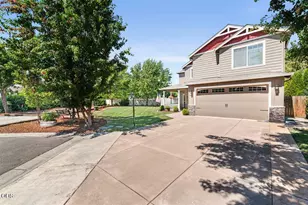 1073 Cathedral Way, Central Point, OR 97502 - Photo 2
