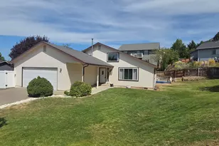 445 Havencrest Ct, Klamath Falls, OR 97603 - Photo 2
