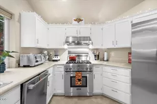 155 Country Hill Dr, Phoenix, OR 97535 - Photo 2