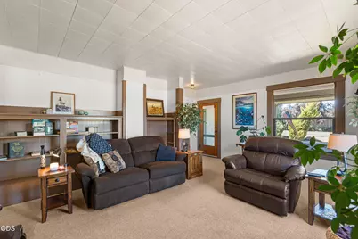 1083 Rossanley Drive, Medford, OR 97501 - Photo 10