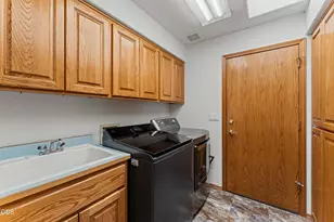 2004 NW Sarum Cir, Grants Pass, OR 97526 - Photo 14