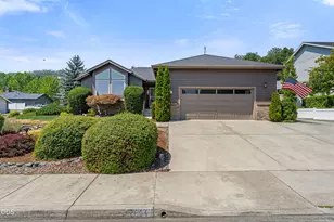 2004 NW Sarum Cir, Grants Pass, OR 97526 - Photo 2