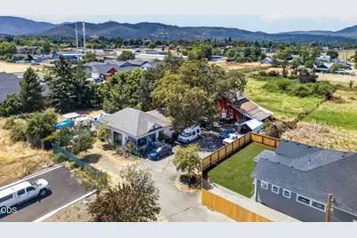 978 Cherry Street, Medford, OR 97501 - Photo 2