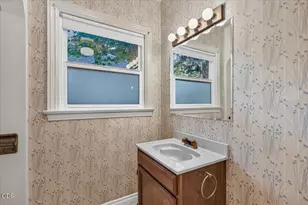 1203 Queen Anne Ave, Medford, OR 97504 - Photo 32