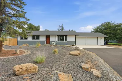 2563 SW Cascade Avenue, Redmond, OR 97756 - Photo 1