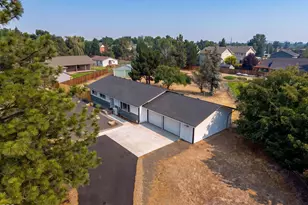 2563 SW Cascade Ave, Redmond, OR 97756 - Photo 2